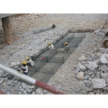 Gabion Box используется для защиты берега реки