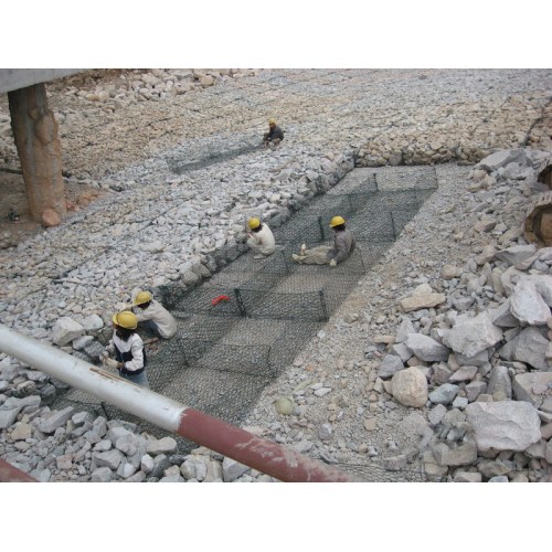 Gabion Box используется для защиты берега реки