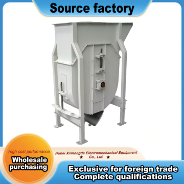 Self-Cleaning Forage Elevator Base for Efficient Transport