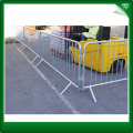 Roadside crowd control barricade