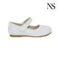 Charmosos sapatos Mary Jane brancos para crianças