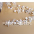 Perle bianche artificiali e rami di alberi di fiori