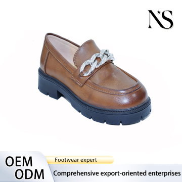 Mocasines marrones elegantes con diseño atemporal