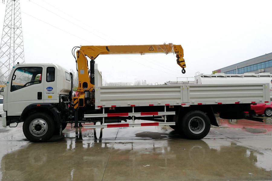 SINO HOWO Crane Truck 5