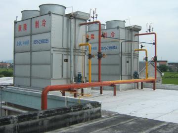 Energy-efficient evaporative condenser