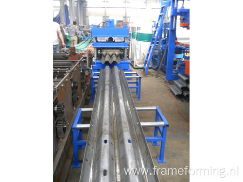 Freeway guardrail roll forming machine