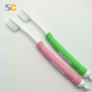 Enfants colorés blanchissant la brosse à dents molle