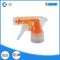 Limpeza plástica colorida do pulverizador do disparador e uso de jardinagem
