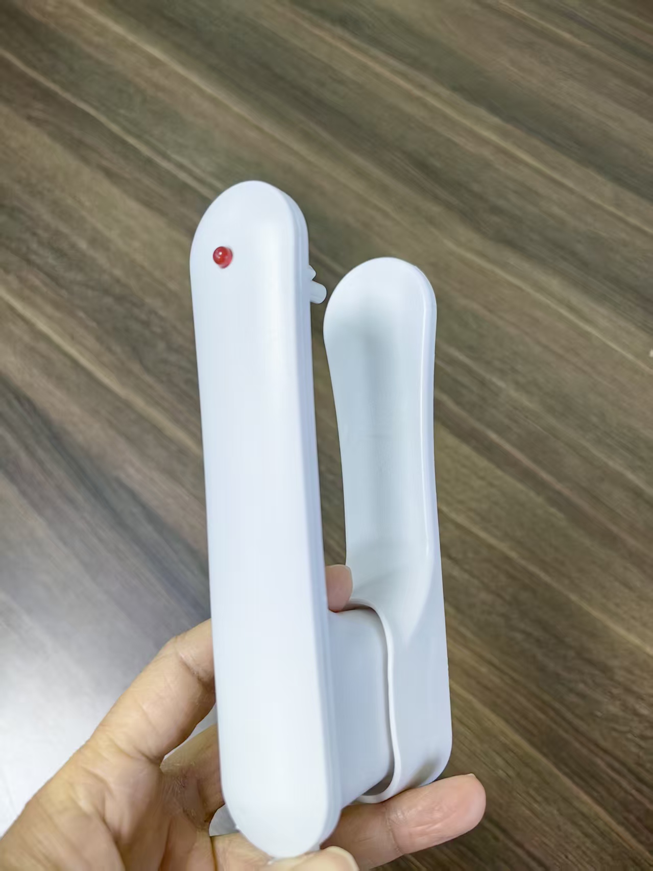 The casing of the small household appliance charger (1)