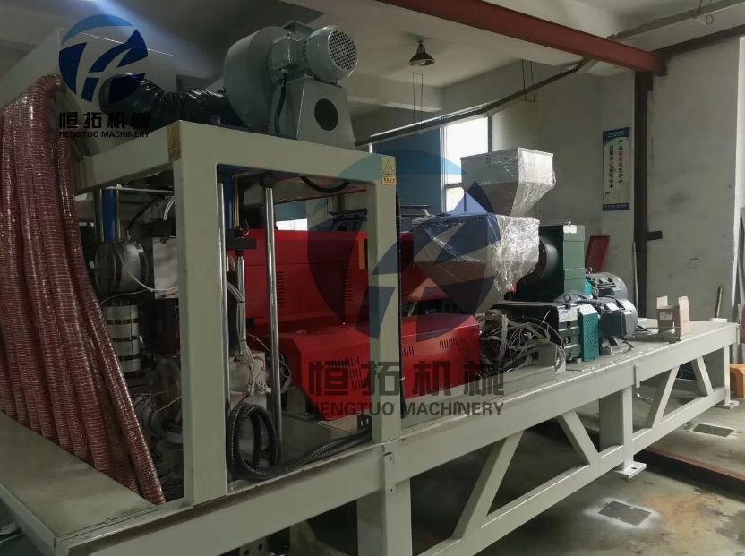 HT-1500 מכונת סרט מתיחה PE שלוש שכבות