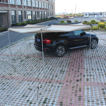 Una persona gestisce una tenda da sole per auto di apertura più rapida di grandi dimensioni con tenda sul tetto da campeggio