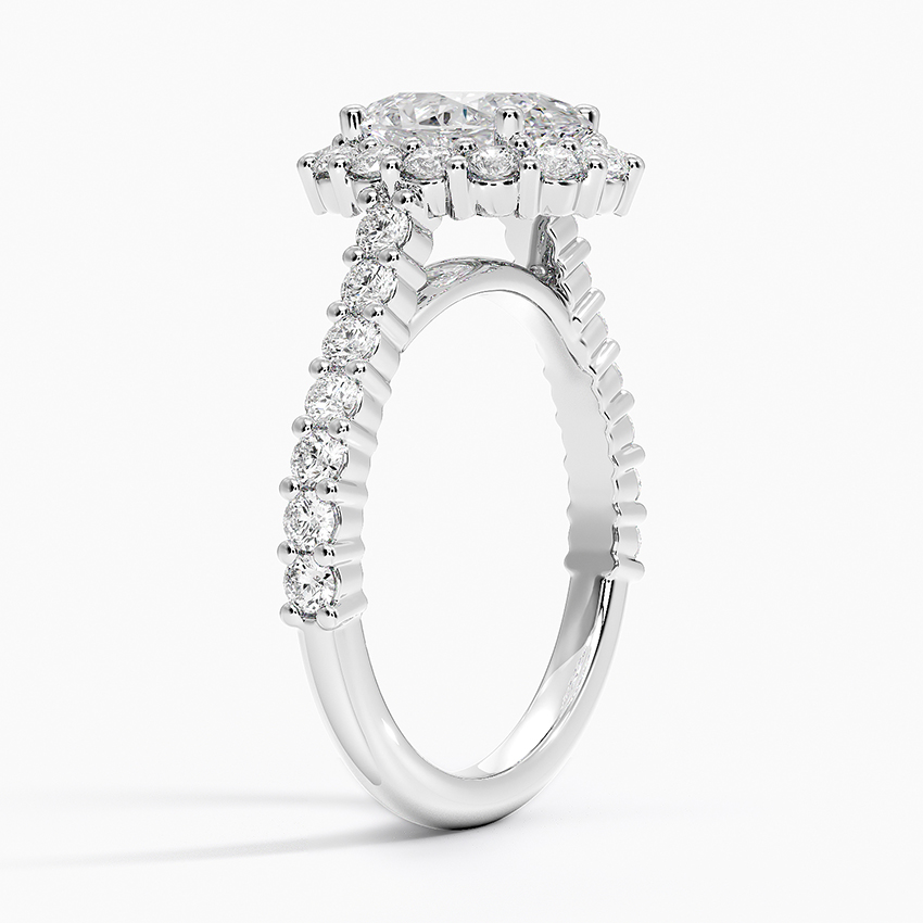 Tatlong-kapat na profile ng oval halo lab diamond ring na nagdedetalye sa nakataas na gallery at tuwid na pave shank