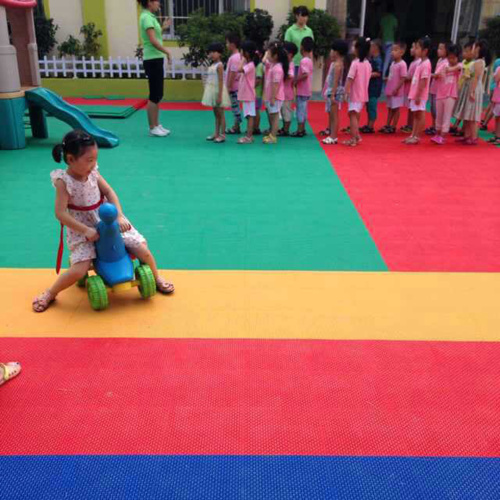 hermosas alfombras de jardín de infantes al aire libre que cubren