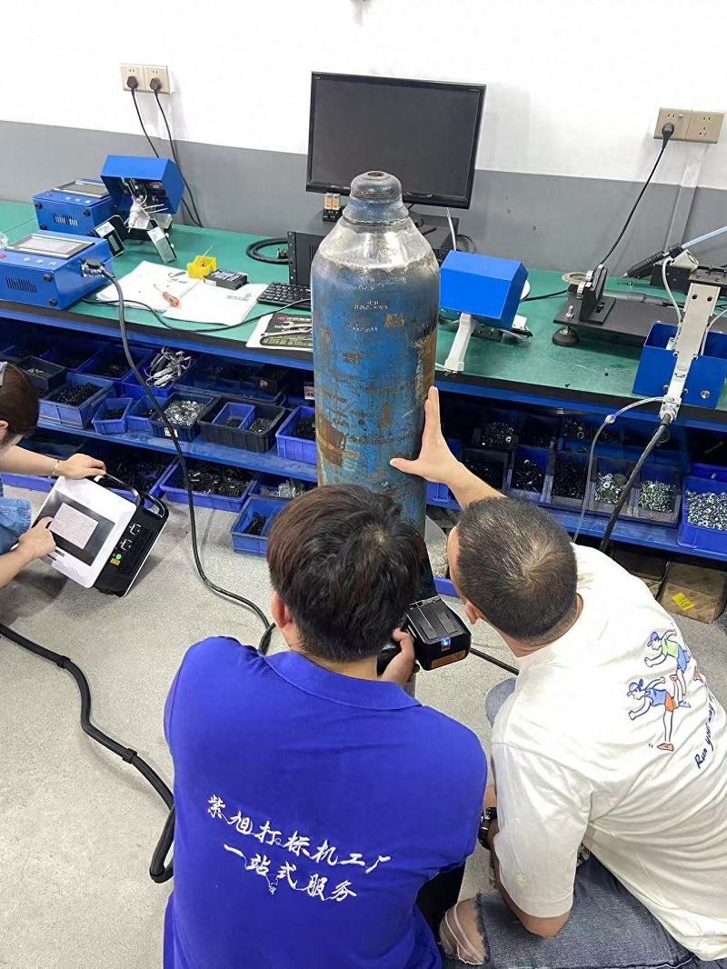 Chuke Intelligent's steel cylinder laser marking machine impressed on-site, with a customer signing a contract immediately after testing, marking a new chapter in the partnership