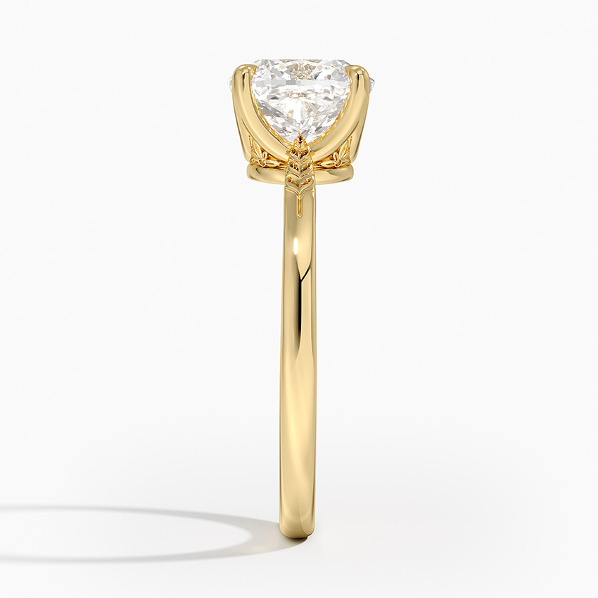 Direktang profile sa gilid ng cushion cut diamond ring na nagpapakita ng pattern ng pag-ukit ng trigo
