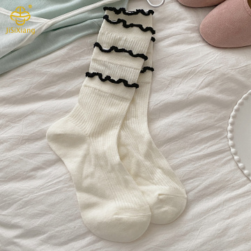 검은 곰팡이 가장자리 중간 튜브 양말의 한국어 버전 얇은 스태킹 양말