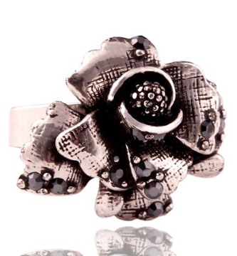 Lovely adjustable flower ring
