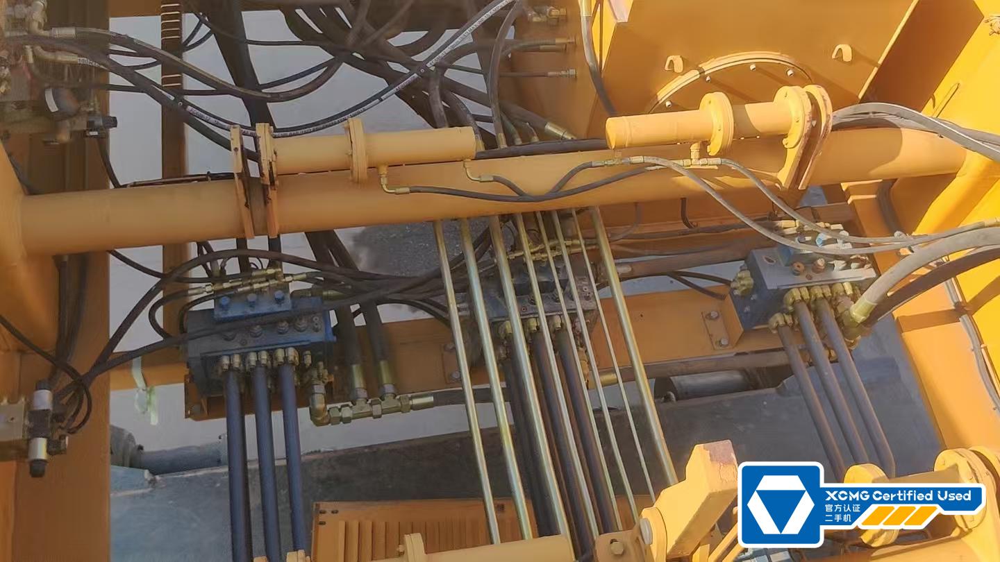 the track roller of the used crawler crane-xgc650-4 the track roller of the used crawler crane-xgc650-4