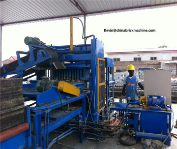 Concrete hollow block machine