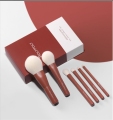 Brosse de maquillage rouge portable pour les soins faciaux