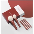 Brosse de maquillage rouge portable pour les soins faciaux