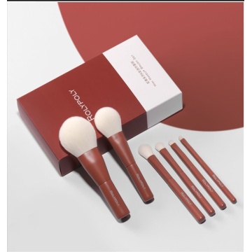 Brosse de maquillage rouge portable pour les soins faciaux