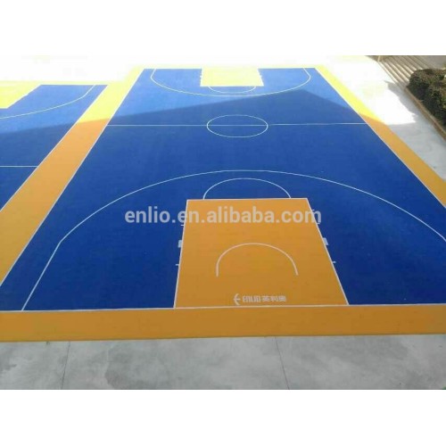 Piastrella da campo da basket nel cortile