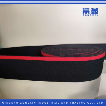 Cinta elástica resistente y elegante con detalle rojo.