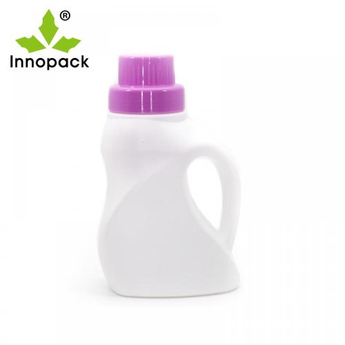 Piccola bottiglia di plastica per detergente liquido