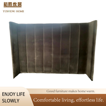 Cama estofada elegante e aconchegante com cabeceira fofa