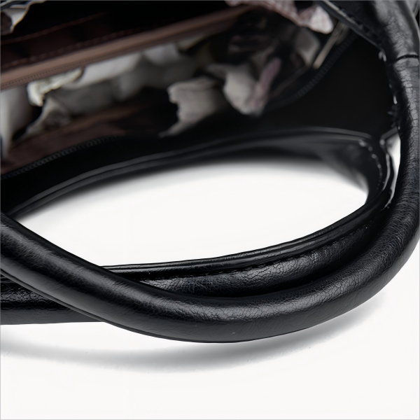 Lady's simple and versatile handbag
