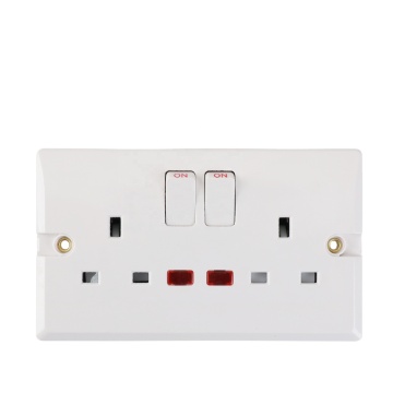 Socket mural en gros de haute qualité standard britannique avec 2 commutateurs
