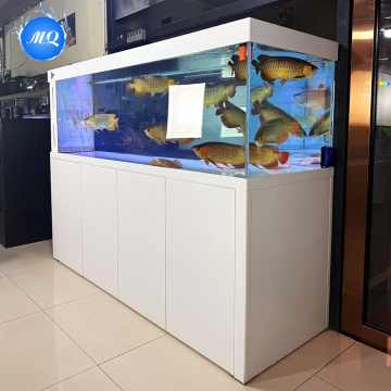 Tangki ikan besar bergaya dengan desain modern