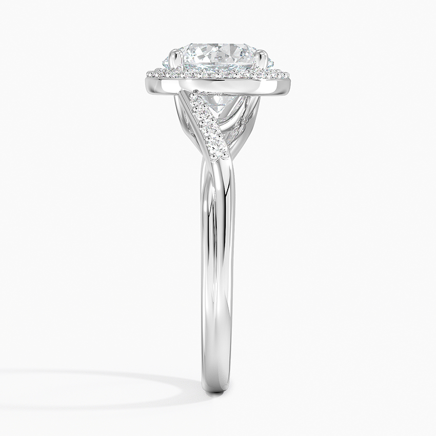 Direktang side view ng twisted shank lab grown diamond ring na nagpapakita ng kapal ng banda at nagdedetalye ng pave