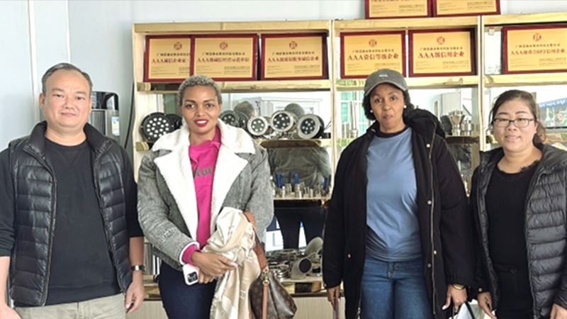 Equipe de clientes africanos na DEWY Fountain Factory