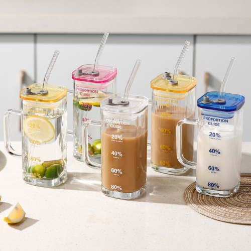 Чистое стекло пить чашку со соломой