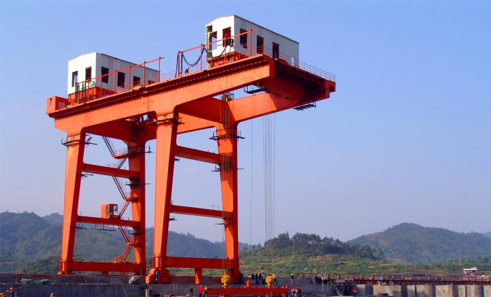 Grue de portique de la porte d'inondation