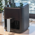 Moderne quadratische Heißluftfritteuse mit mattierter Oberfläche und LCD-Display