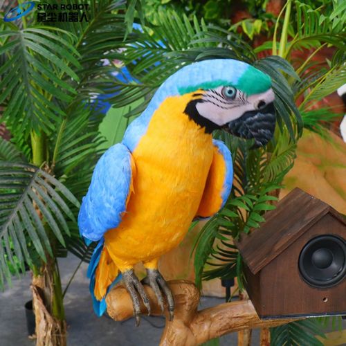 Burung beo animatronic berdiri di cabang untuk dijual