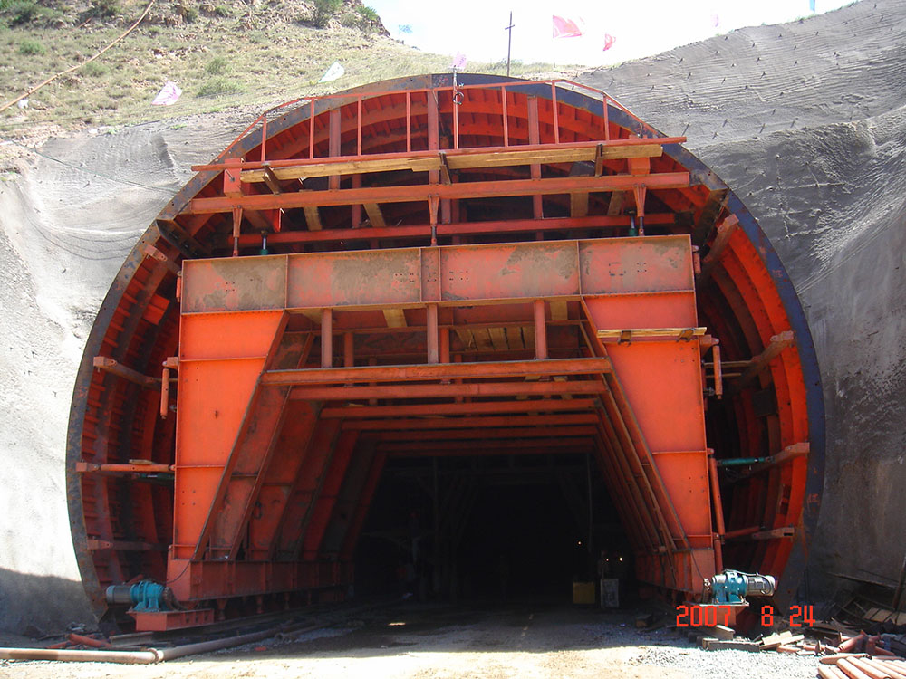 Sistema de encofrado de revestimiento de túneles con autopista