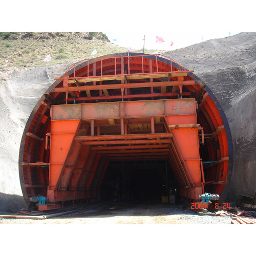 Système de coffrage de revêtement de tunnel avec autoroute