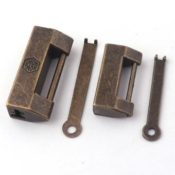 Kotak perhiasan kunci vintaj dengan padlock dan kunci - kunci antik terukir retro