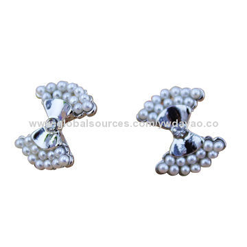 Fashion White Bread Freshwater Pearl Stud Earrings