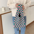 トレンディなピンクと緑のチェッカーニットトートバッグ