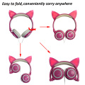 Auriculares elegantes originales de color rosa con forma de oreja de gato