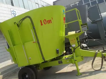 Vertical cow feeding mixer