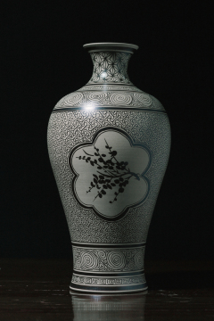 Underglaze painted plum vase of Jizhou kiln