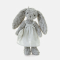 Un animal en peluche de lapin blanc