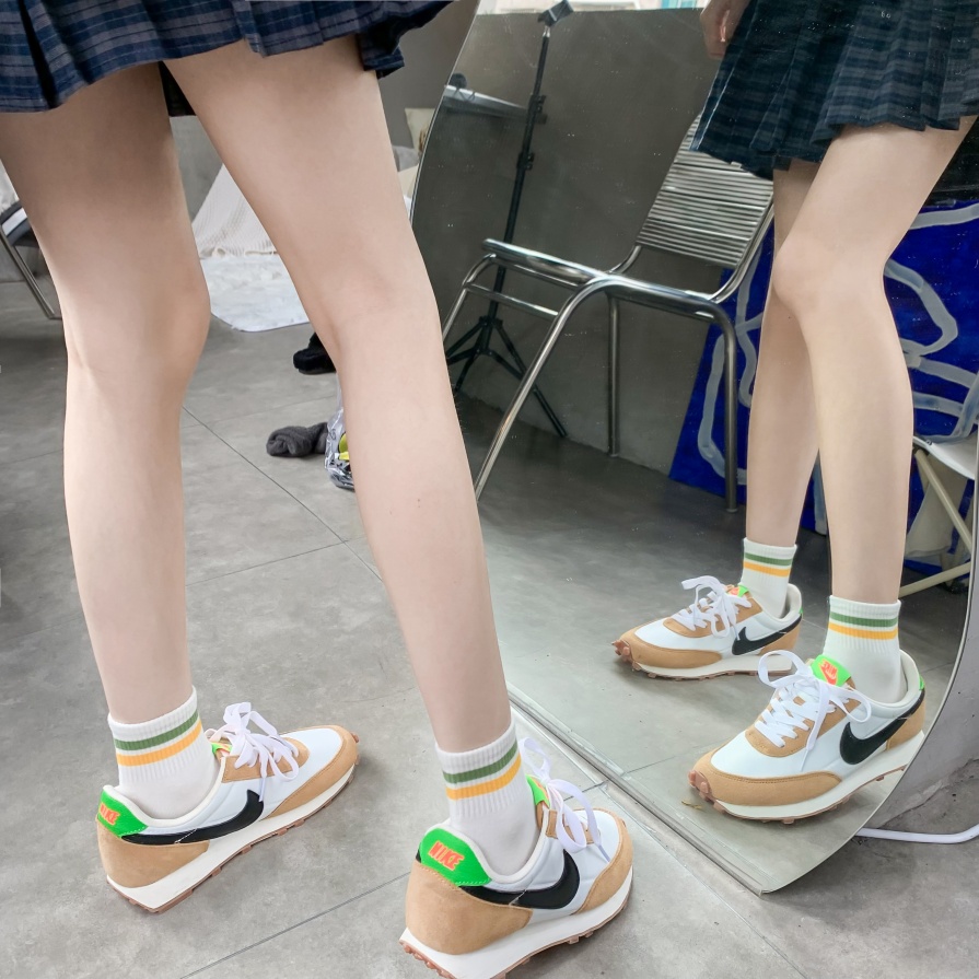 Kumportable ng mga kababaihan ng multi-kulay na mga medyas na may haba na kulay