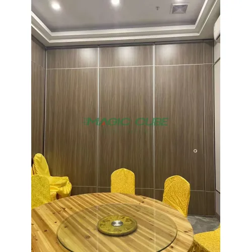 Sound insulation operable wall partition for hall